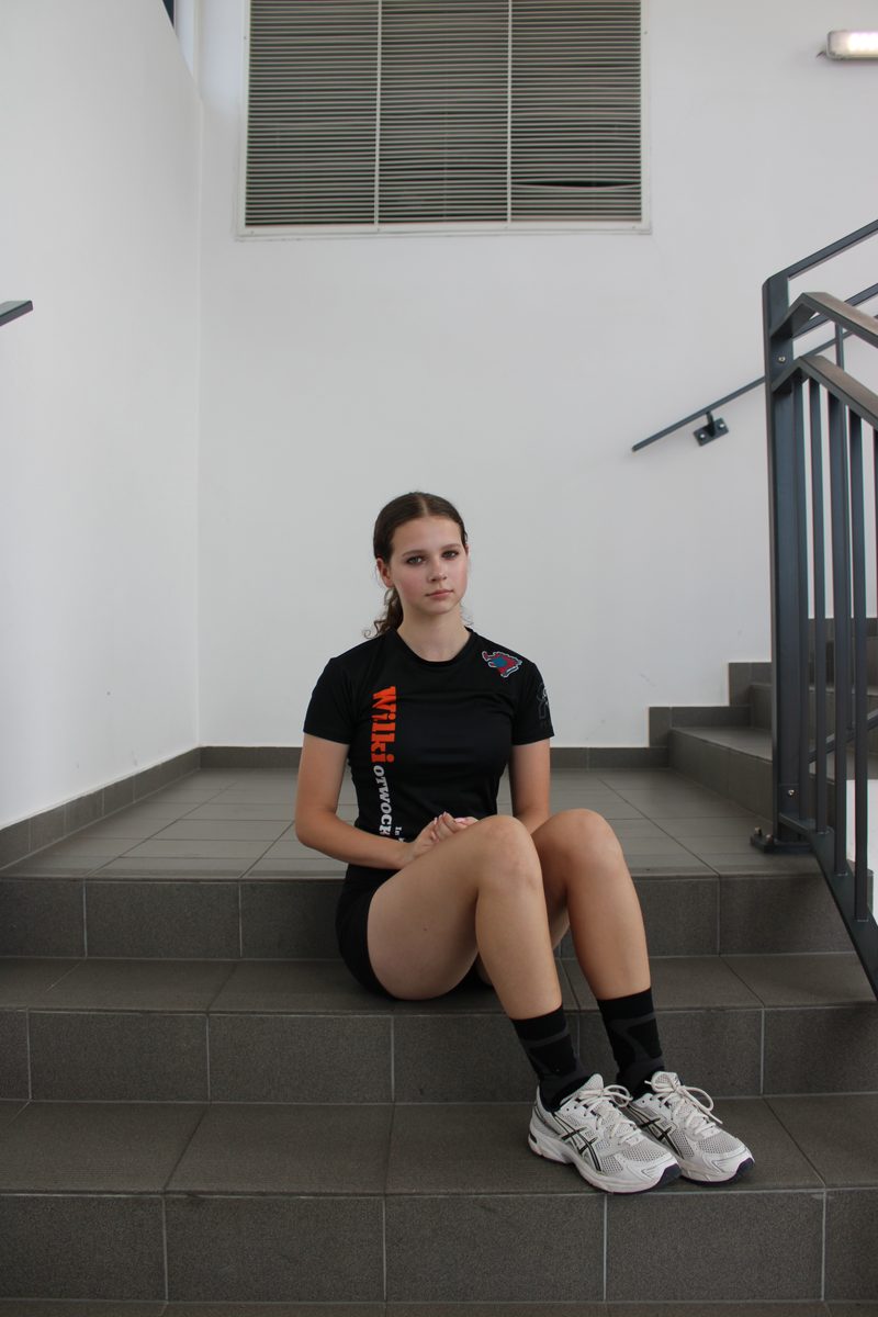 Portret Idy Pożogi w koszulce Wilki Otwock