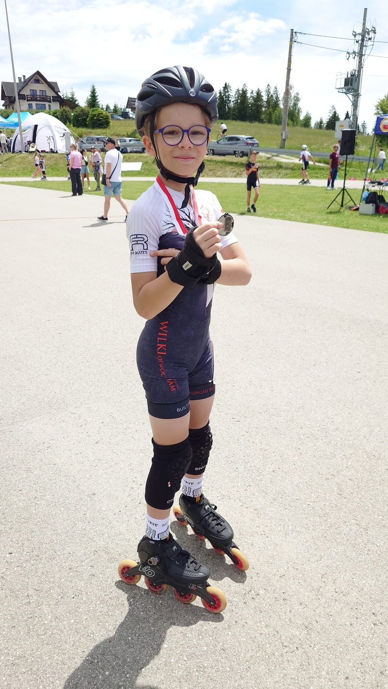 Jan Radziewicz na rolkach prezentuje zdobyty medal
