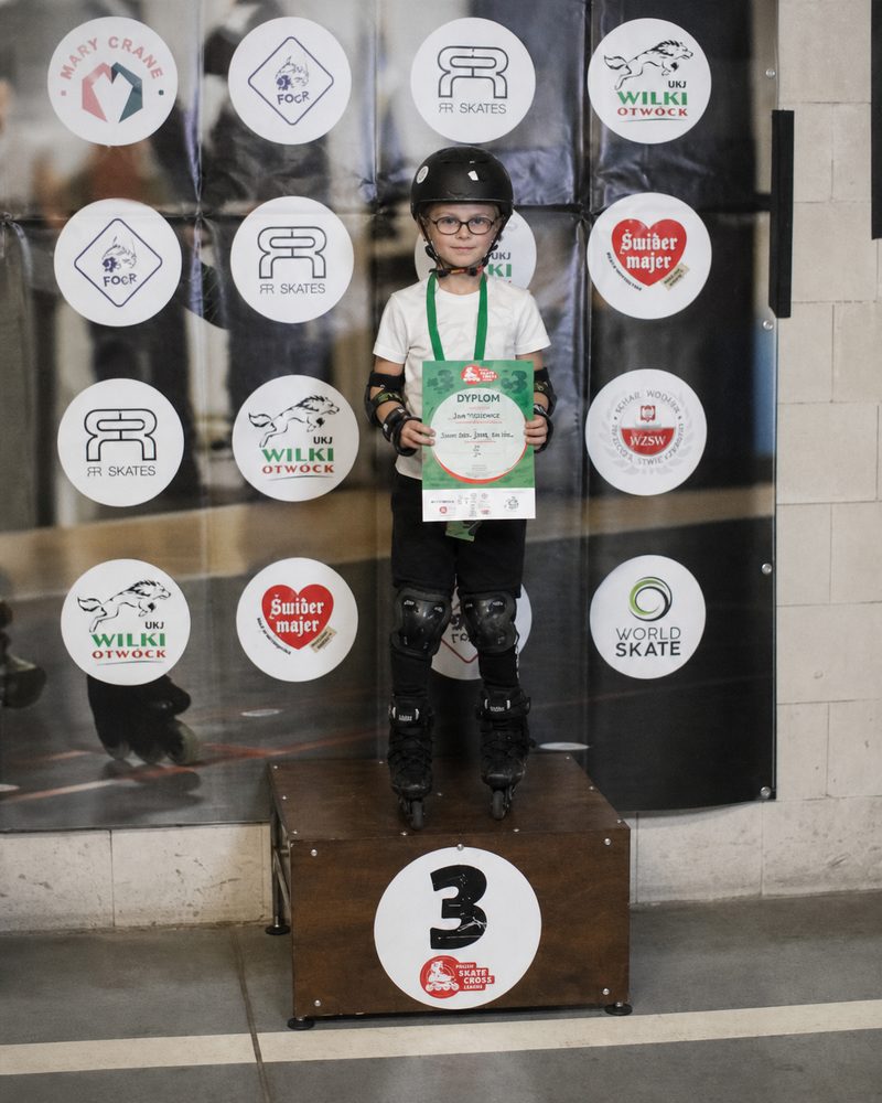 Jan Radziewicz na trzecim miejscu podium zawodów Skate Cross z dyplomem