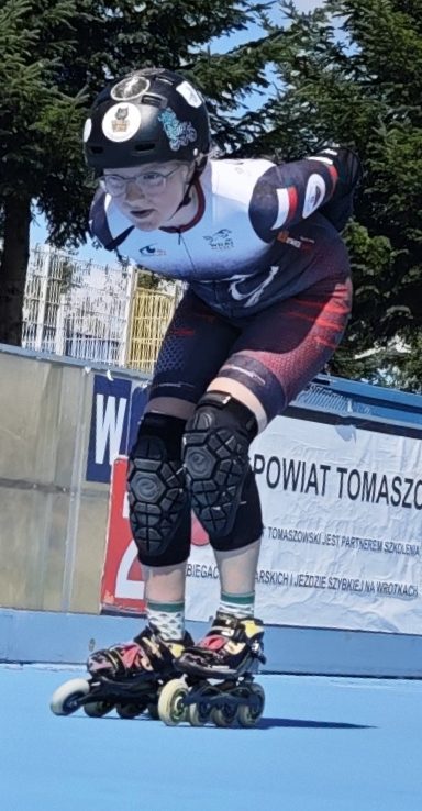 Pola Brzostek jedzie na rolkach po torze do jazdy szybkiej